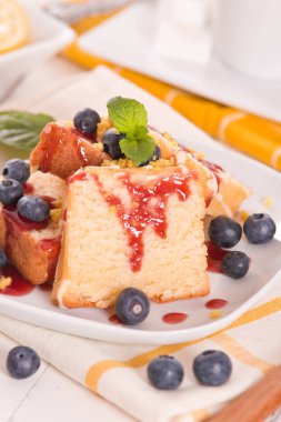 Yabanmersinli ve çilekli limonlu kek..