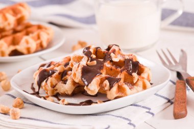 Çikolata kremalı ve fındıklı waffle..