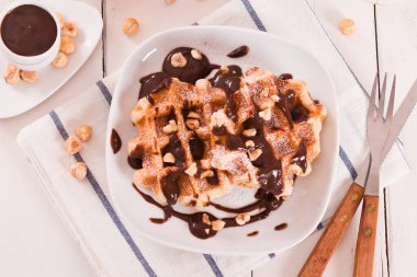 Çikolata kremalı ve fındıklı waffle..