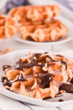 Çikolata kremalı ve fındıklı waffle..