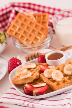 Çilekli waffle, muz ve bal..