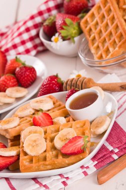 Çilekli waffle, muz ve bal..