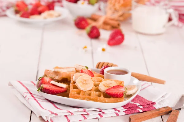 Gofres Con Fresas Plátanos Miel — Foto de Stock