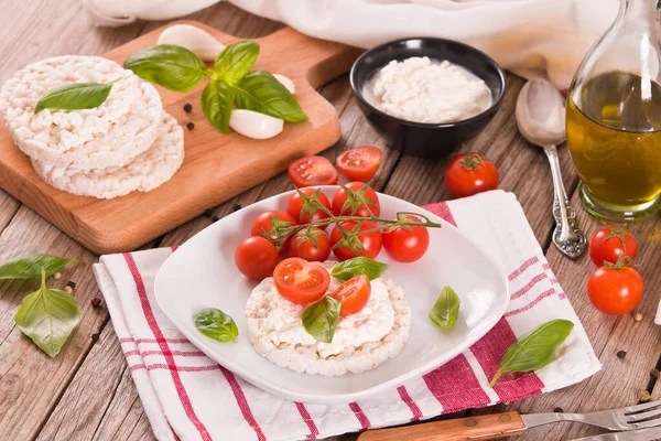 Reiskuchen Mit Milchflocken Und Tomaten — Stockfoto