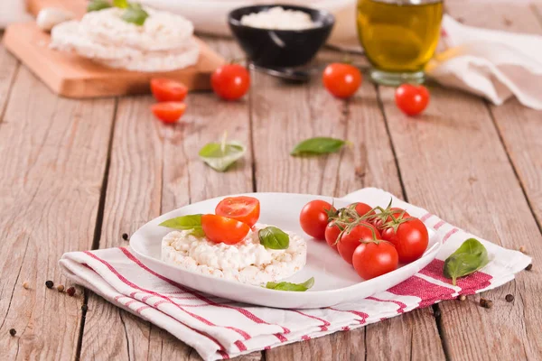 Reiskuchen Mit Milchflocken Und Tomaten — Stockfoto