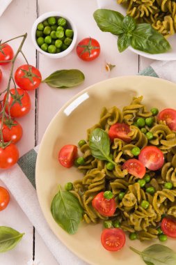 Kiraz domatesli ve bezelyeli Fusilli makarna..