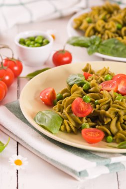 Kiraz domatesli ve bezelyeli Fusilli makarna..