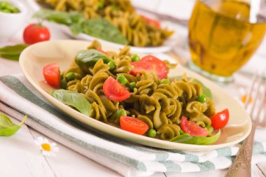 Kiraz domatesli ve bezelyeli Fusilli makarna..