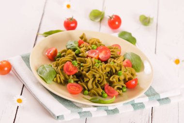 Kiraz domatesli ve bezelyeli Fusilli makarna..