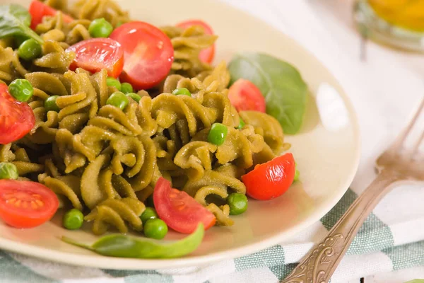 Fusilli Pasta Met Kerstomaten Erwten — Stockfoto