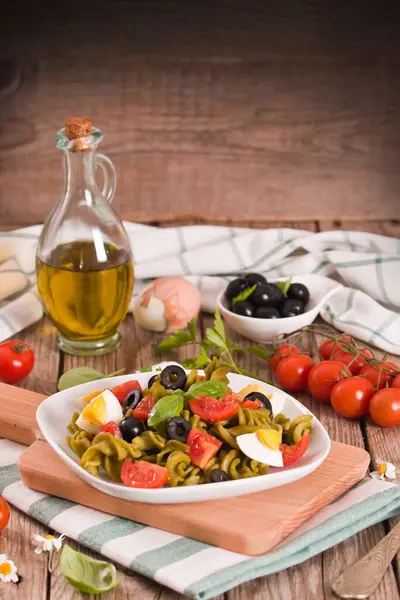 Fusilli Pasta Cherry Tomatoes Eggs Black Olives — Stok fotoğraf