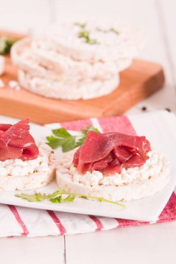 Sütlü pirinç kekleri ve soğuk sığır eti..