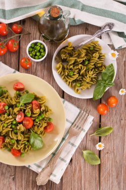 Kiraz domatesli ve bezelyeli Fusilli makarna..