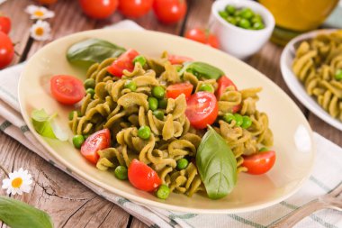 Kiraz domatesli ve bezelyeli Fusilli makarna..