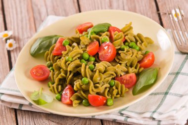 Kiraz domatesli ve bezelyeli Fusilli makarna..