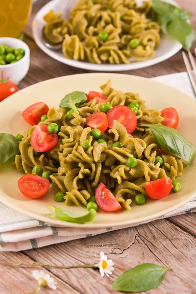 Fusilli Pasta Met Kerstomaten Erwten — Stockfoto