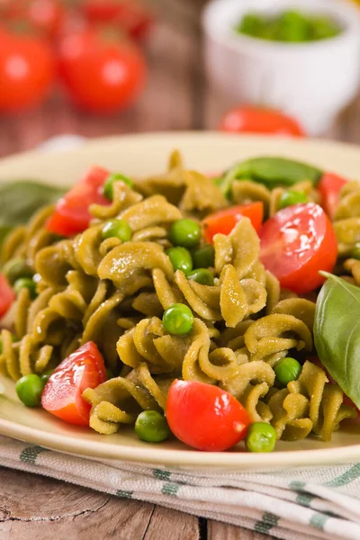 Kiraz domatesli ve bezelyeli Fusilli makarna..