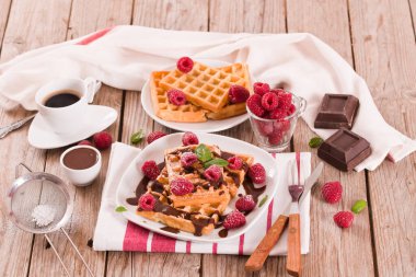 Ahududu ve çikolata kremalı waffle..