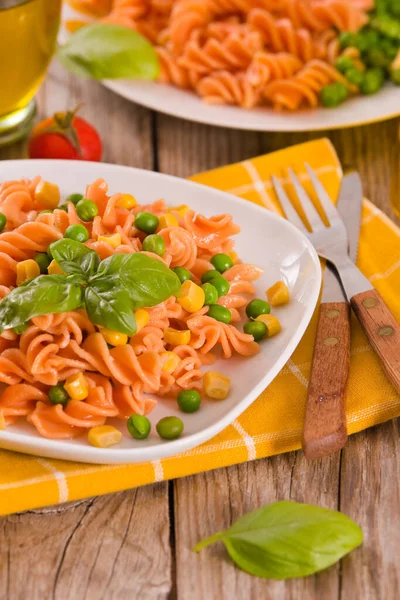 Fusilli Pasta Met Erwten Suikermaïs — Stockfoto