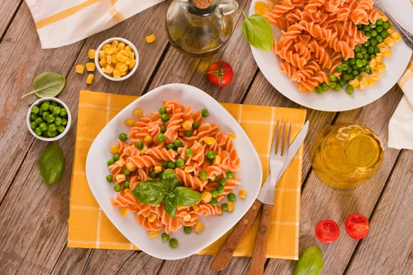 Fusilli Nudeln Mit Erbsen Und Mais — Stockfoto