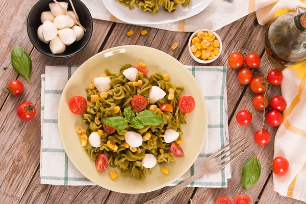 Pastas Fusilli Con Tomates Cherry Maíz Dulce —  Fotos de Stock