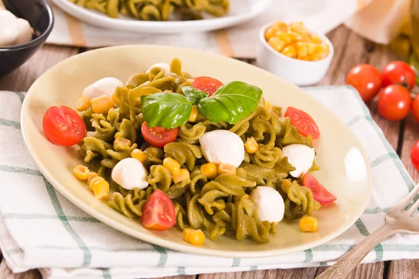 Fusilli Pasta Met Kerstomaten Suikermaïs — Stockfoto