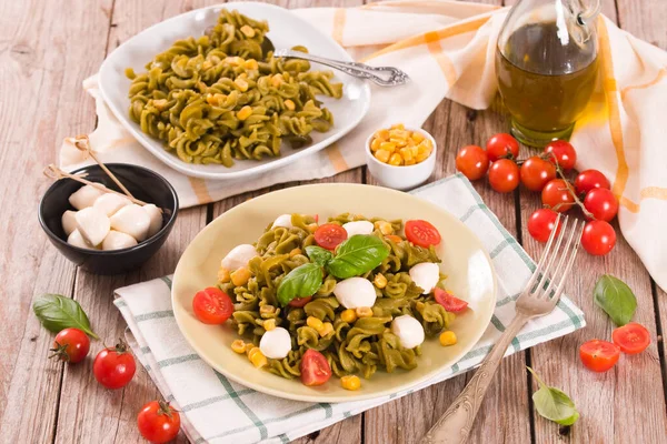 Pâtes Fusilli Aux Tomates Cerises Maïs Doux — Photo