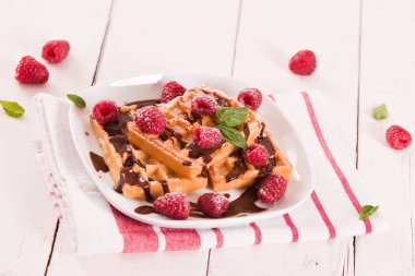 Ahududu ve çikolata kremalı waffle..