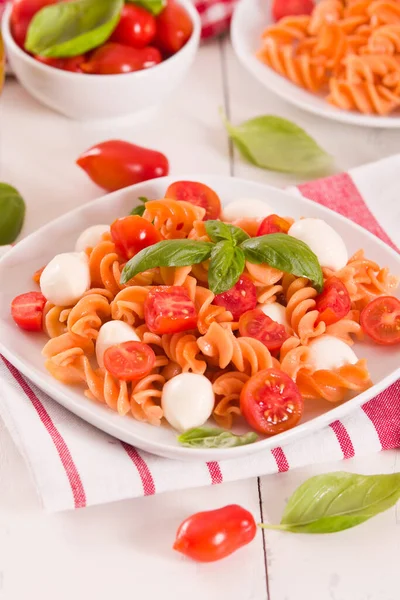 Makaron Fusilli Pomidorami Wiśniowymi Serem Mozzarella — Zdjęcie stockowe