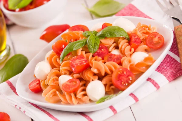 Makaron Fusilli Pomidorami Wiśniowymi Serem Mozzarella — Zdjęcie stockowe