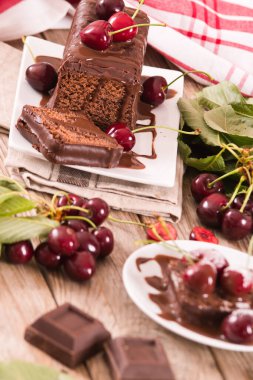 Kirazlı çikolatalı kek..