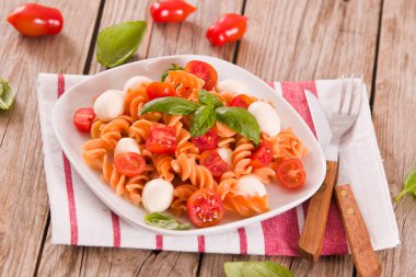 Kiraz domatesli ve mozzarella peynirli Fusilli makarna..