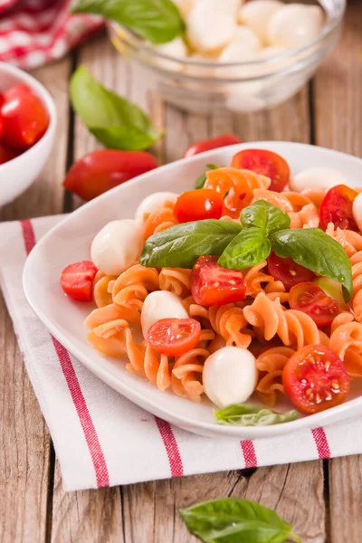 Fusilli Pasta Med Körsbärstomater Och Mozzarella Ost — Stockfoto