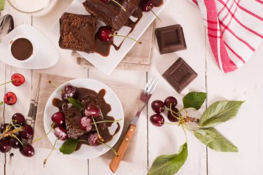 Kirazlı çikolatalı kek..