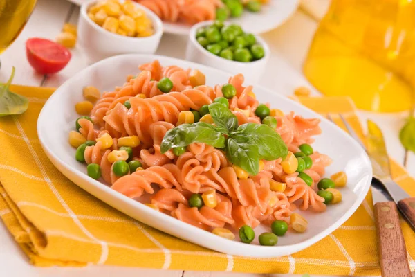 Pasta Fusilli Con Guisantes Maíz Dulce —  Fotos de Stock