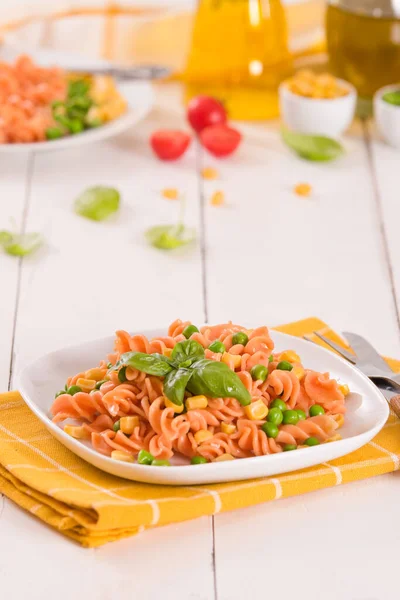 Pasta Fusilli Con Guisantes Maíz Dulce —  Fotos de Stock