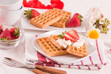 Çilekli waffle ve krem şantili.