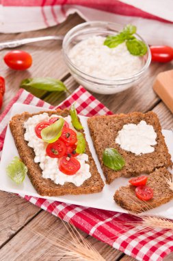 Çavdar ekmeği, süzme peynir, fesleğen ve domates..