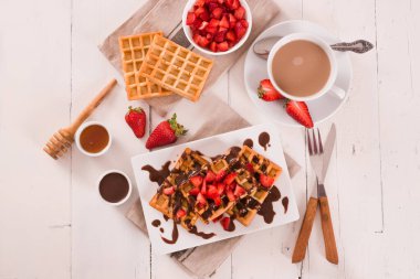 Çilekli waffle ve çikolatalı krema..