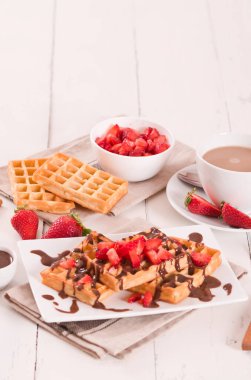 Çilekli waffle ve çikolatalı krema..