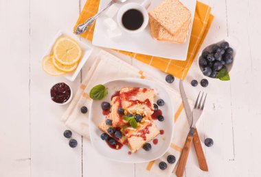 Yabanmersinli ve çilekli limonlu kek..