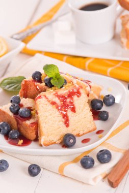 Yabanmersinli ve çilekli limonlu kek..