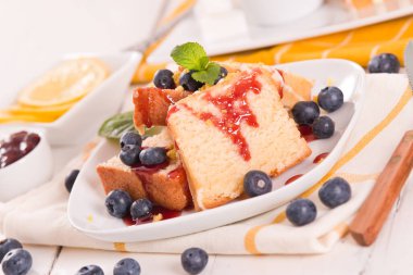 Yabanmersinli ve çilekli limonlu kek..