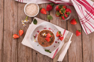 Beyaz tabakta naneli çilekli risotto..
