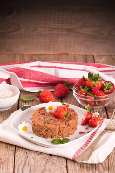 Erdbeer Risotto Mit Minze Auf Weißem Teller — Stockfoto