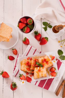 Ballı ve taze çilekli limonlu kek..