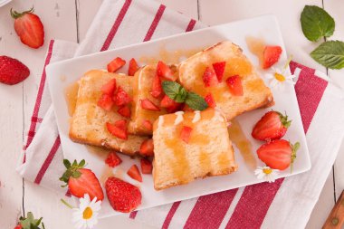 Ballı ve taze çilekli limonlu kek..