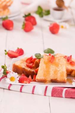 Ballı ve taze çilekli limonlu kek..