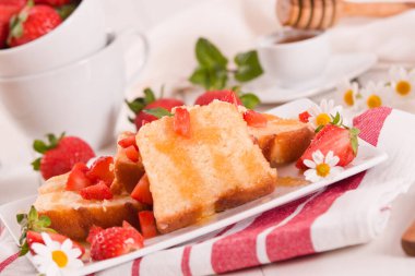 Ballı ve taze çilekli limonlu kek..