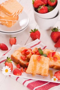 Ballı ve taze çilekli limonlu kek..